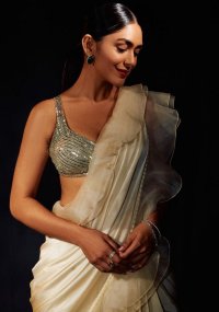 mrunal thakur 7